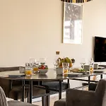 Bright & Airy Canal-side Retreat For 6
