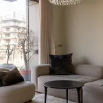 Bright & Airy Canal-side Retreat For 6