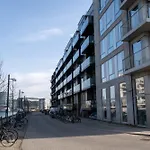 Apartment Bright & Airy Canal-side Retreat For 6 *