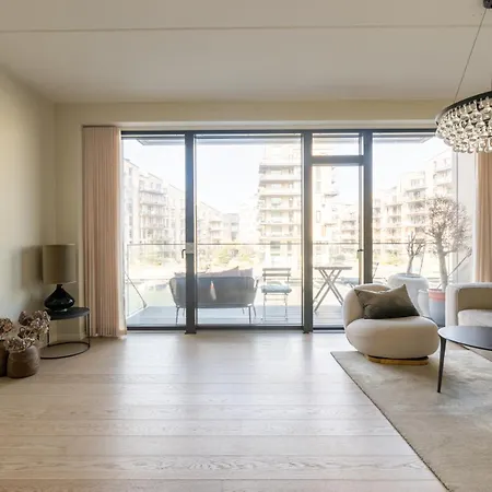 Bright & Airy Canal-side Retreat For 6