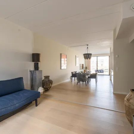 Bright & Airy Canal-side Retreat For 6