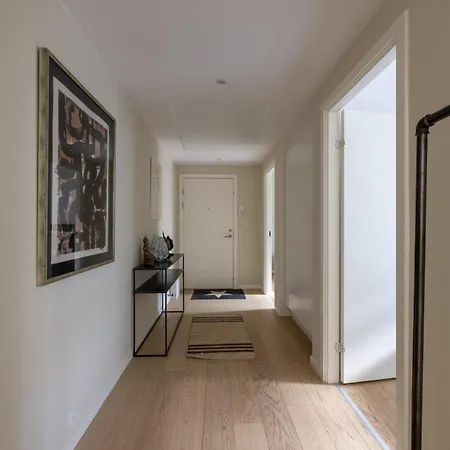 Bright & Airy Canal-side Retreat For 6 *