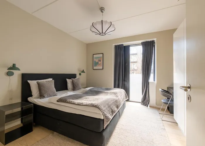 Bright & Airy Canal-side Retreat For 6 * Copenhagen