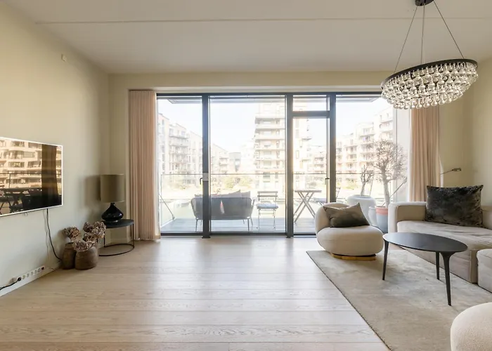 Bright & Airy Canal-side Retreat For 6