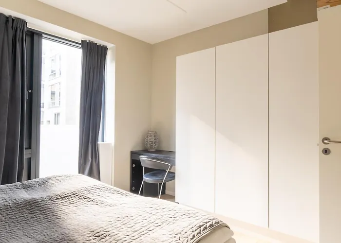 Bright & Airy Canal-side Retreat For 6 Apartment