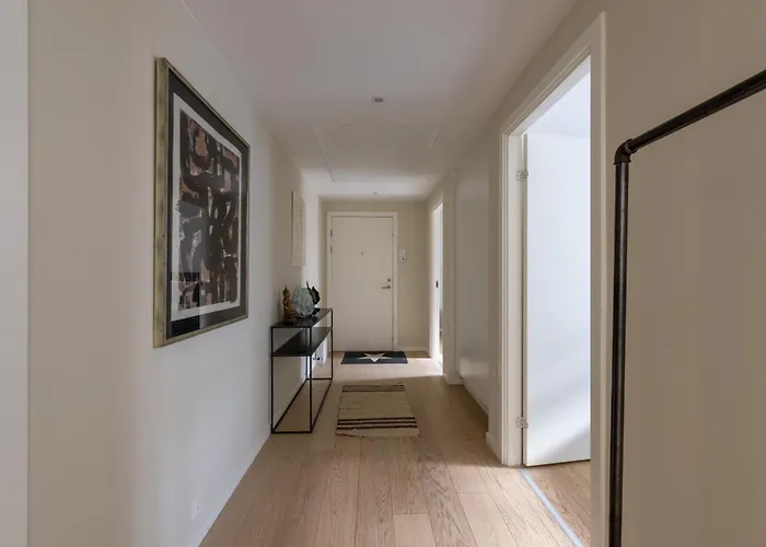 Bright & Airy Canal-side Retreat For 6 *