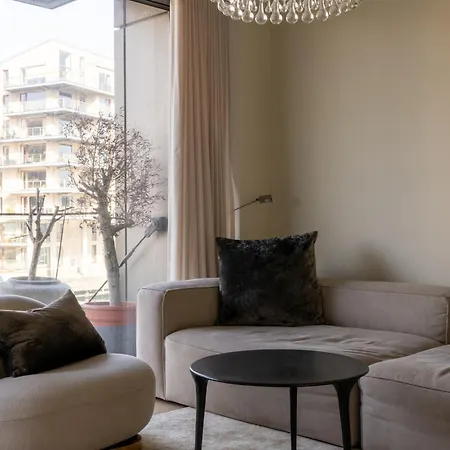 Bright & Airy Canal-side Retreat For 6