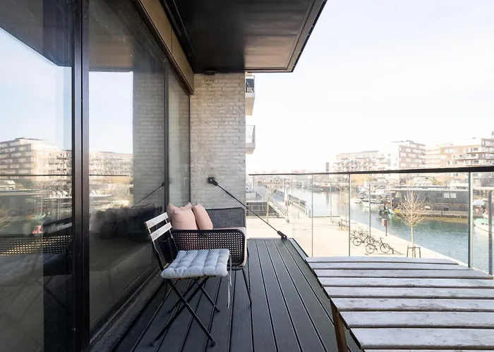 Διαμέρισμα Bright & Airy Canal-side Retreat For 6 *