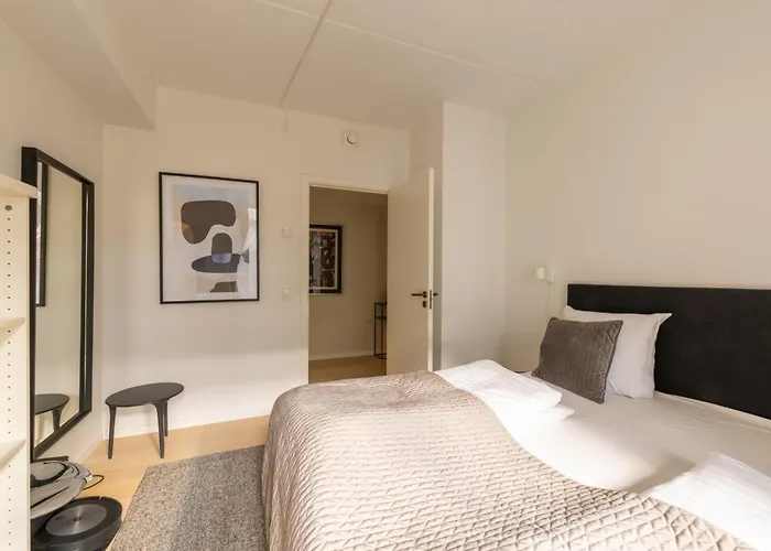 Bright & Airy Canal-side Retreat For 6 Διαμέρισμα
