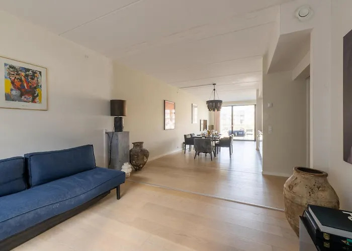 Bright & Airy Canal-side Retreat For 6