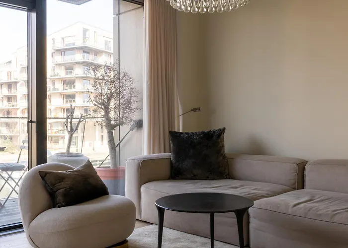 Bright & Airy Canal-side Retreat For 6