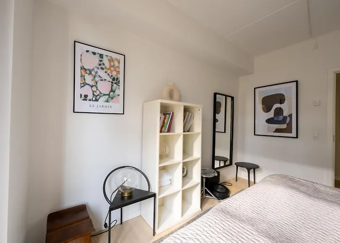 Bright & Airy Canal-side Retreat For 6 Διαμέρισμα