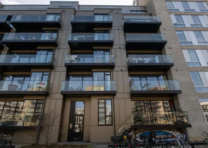 Διαμέρισμα Bright & Airy Canal-side Retreat For 6