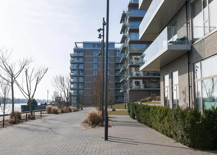 Διαμέρισμα Bright & Airy Canal-side Retreat For 6
