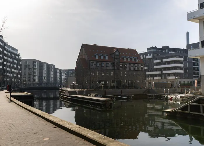 Διαμέρισμα Bright & Airy Canal-side Retreat For 6